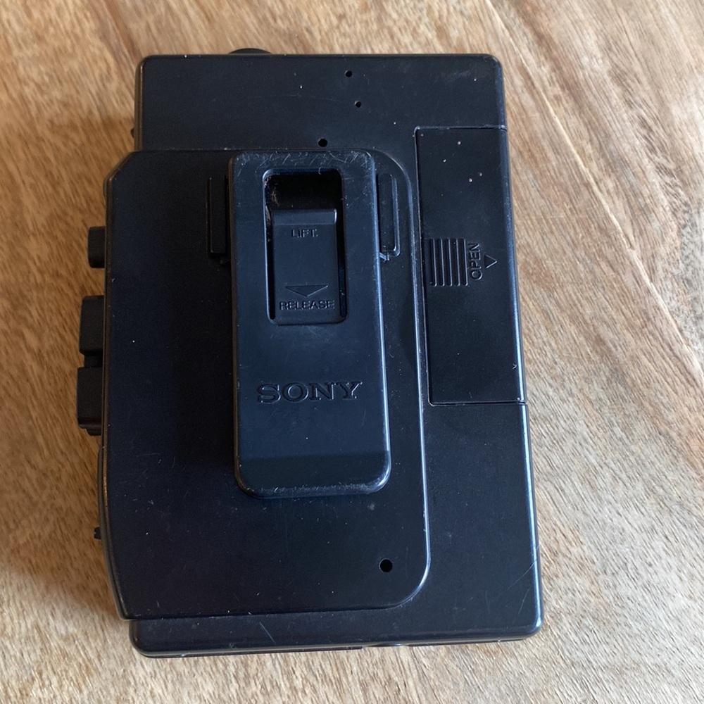 Sony Walkman WM-FX30 Auto-reverse Radio/ cassette Player FOR PARTS NOT WORKING - Picture 4 of 9